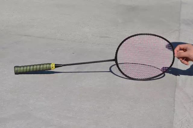 怎么挑选购买羽毛球拍 有一定羽毛球基础该如何选择羽毛球拍？