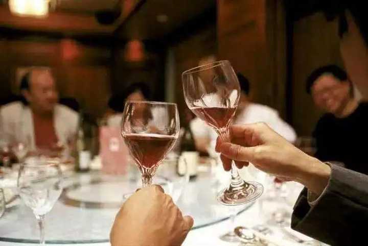求教：不会吸烟，领导给烟该怎么办，以及该不该给领导递烟？ - 知乎