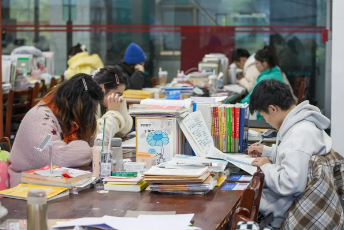 大学毕业考公务员有什么好处（几个待遇优势的公务员部门）