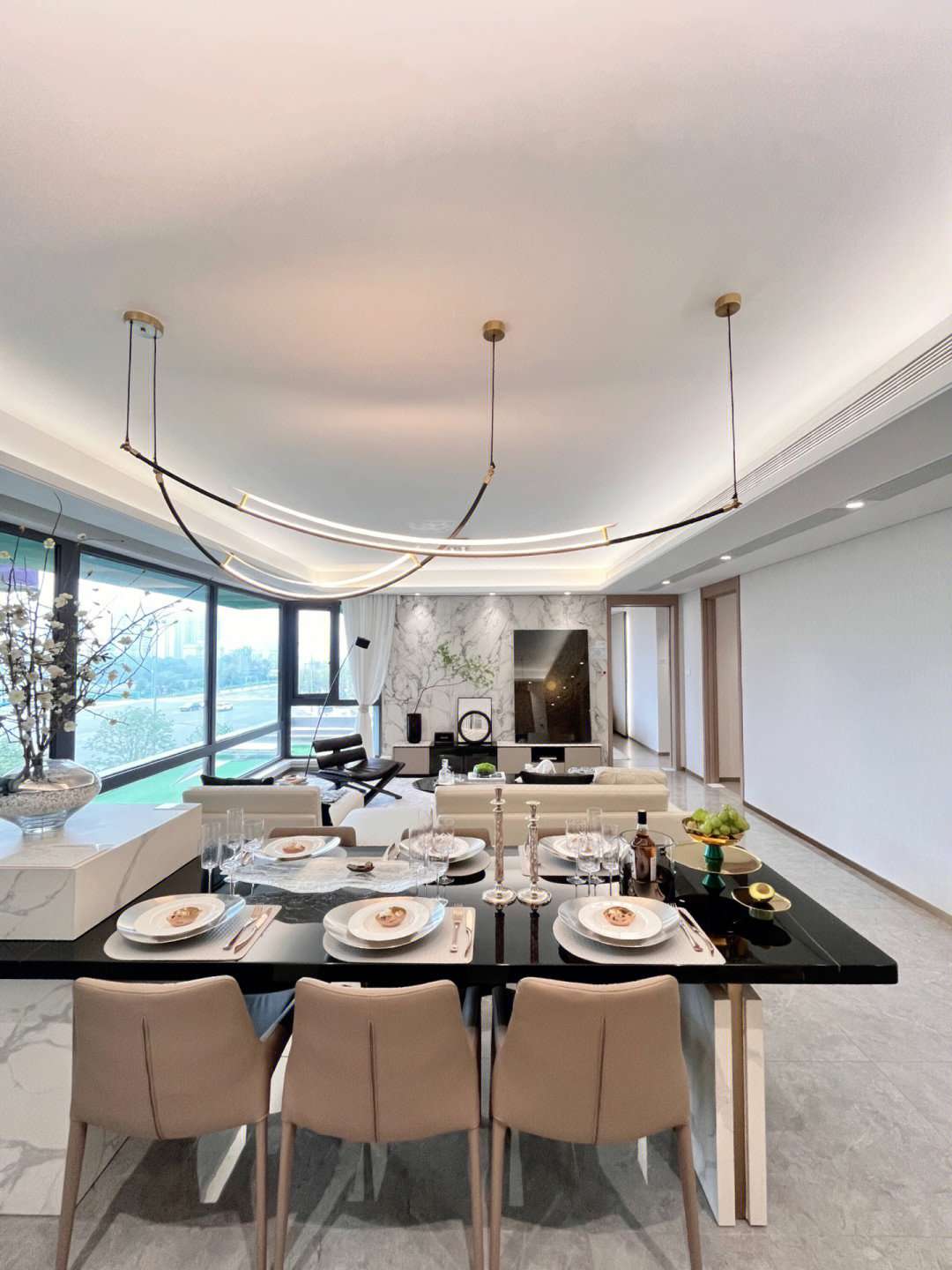 美居研习社 的想法: 浅色系的现代风格大平层,大横厅采光和空