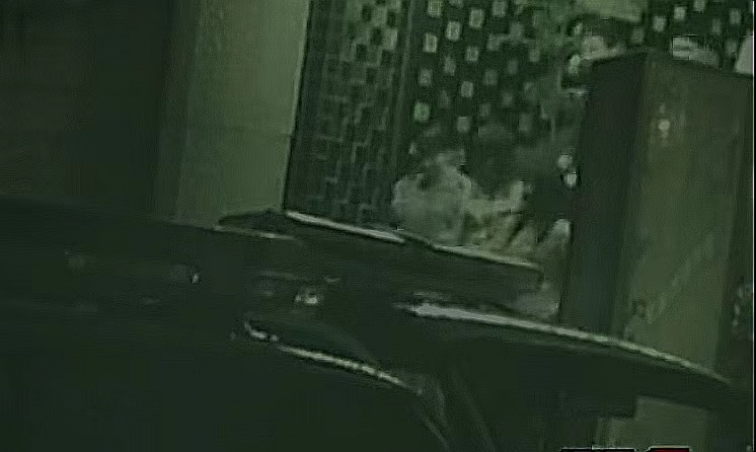 图 13:警察和模特们有说有笑地走出「天上人间」