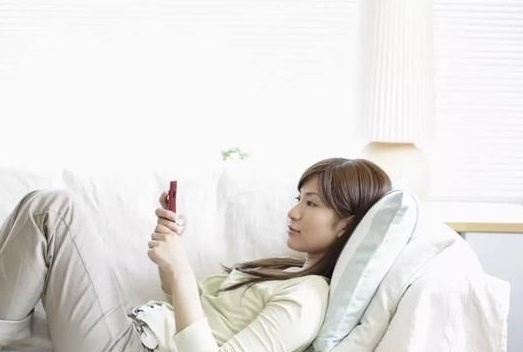 半躺玩手机腰椎受不了了