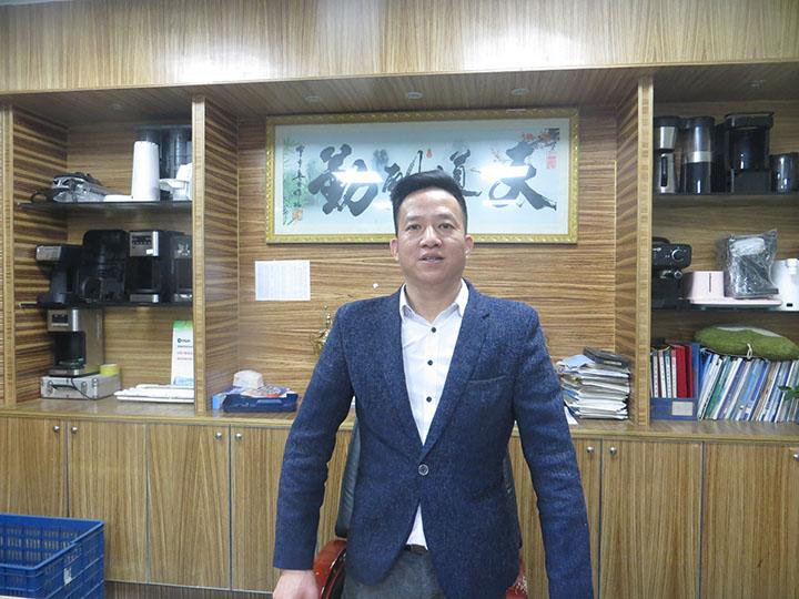 奋力同行全心全意共铸辉煌记新宝电器塑胶模具公司模具二厂厂长罗水青