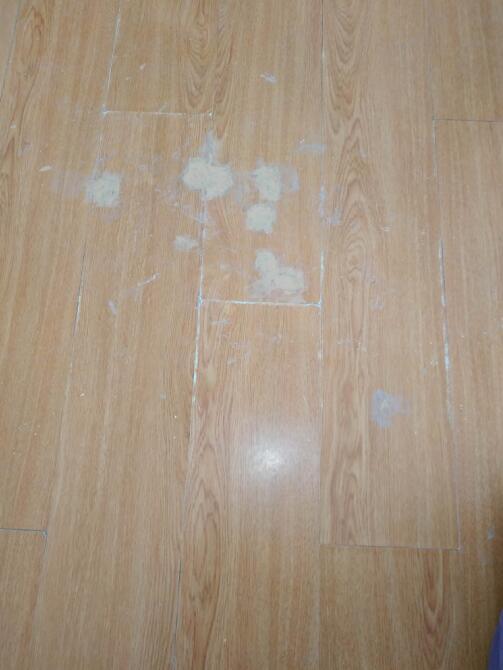 试错笔记 篇一:用胶水、茶籽粉,木器修补膏补烧焦地板,要弄成同色很难,不如铺地板革 - 知乎